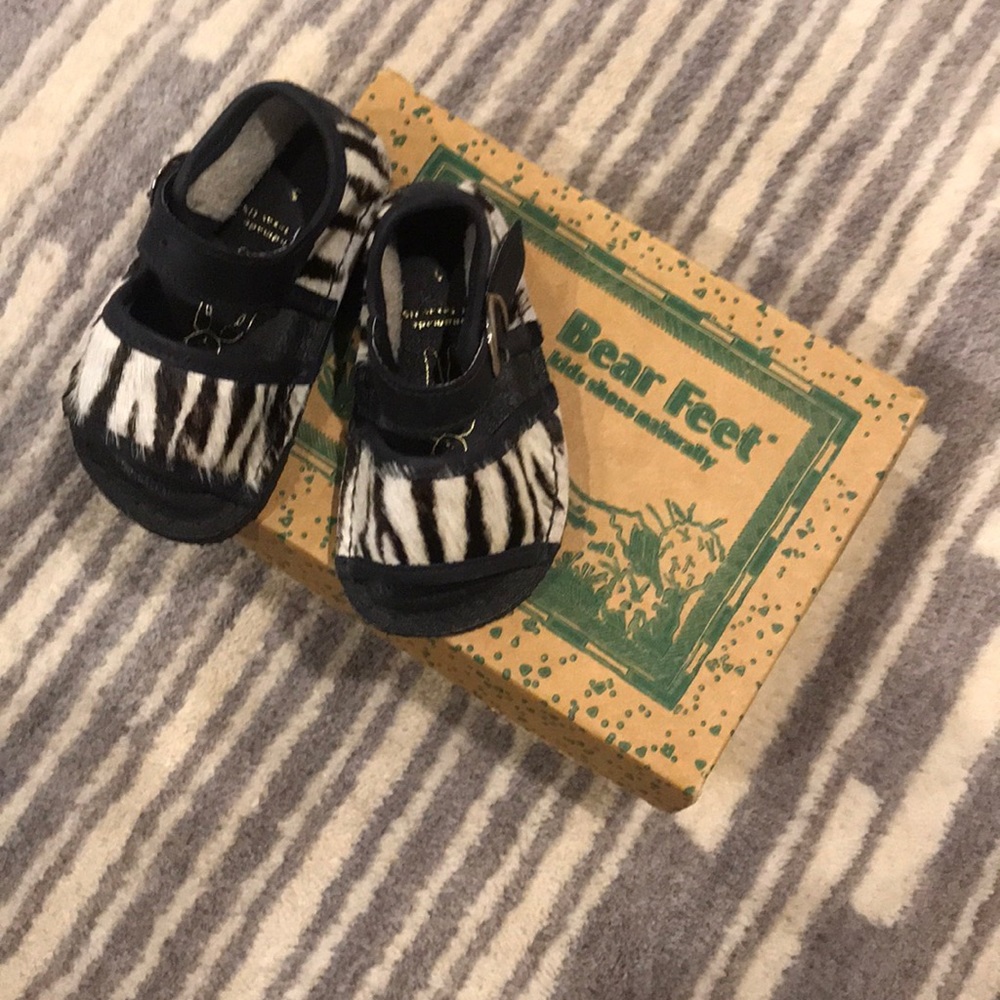 NEW Bear Feet Size 5 zebra sandals